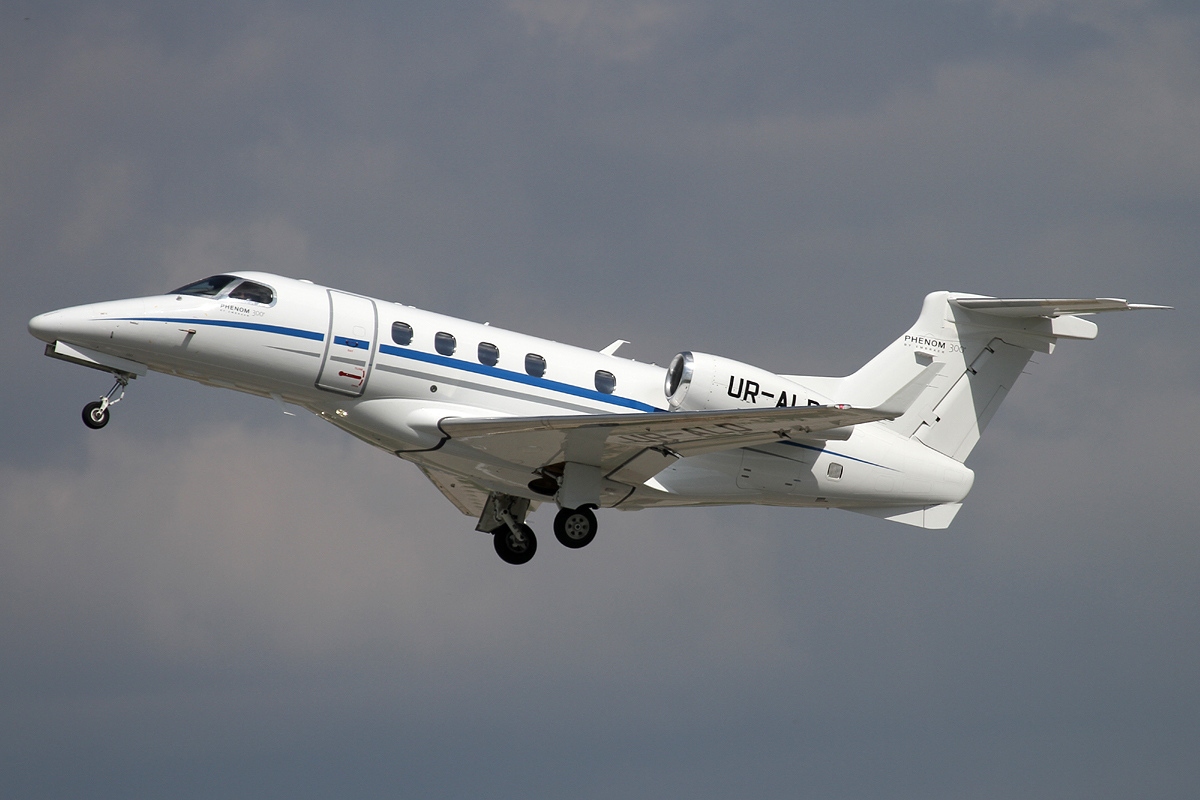 Embraer Phenom 300 1