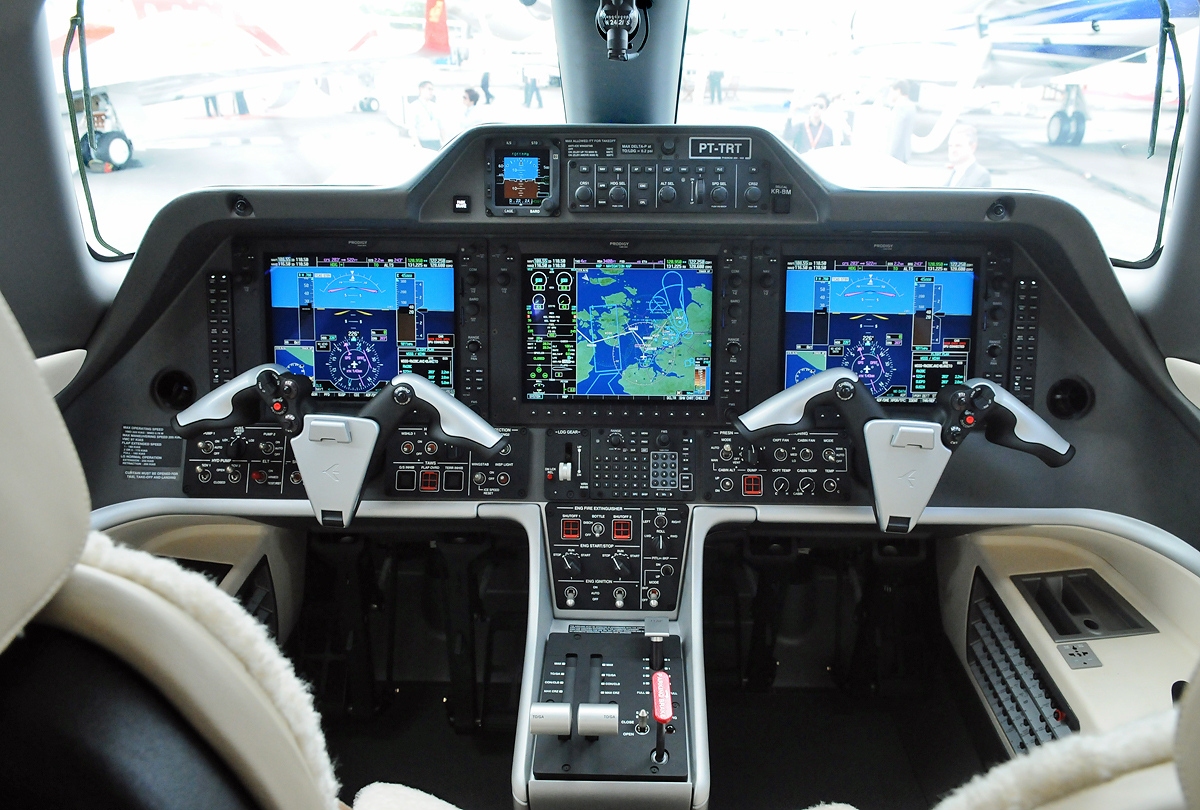 Embraer Phenom 300 2