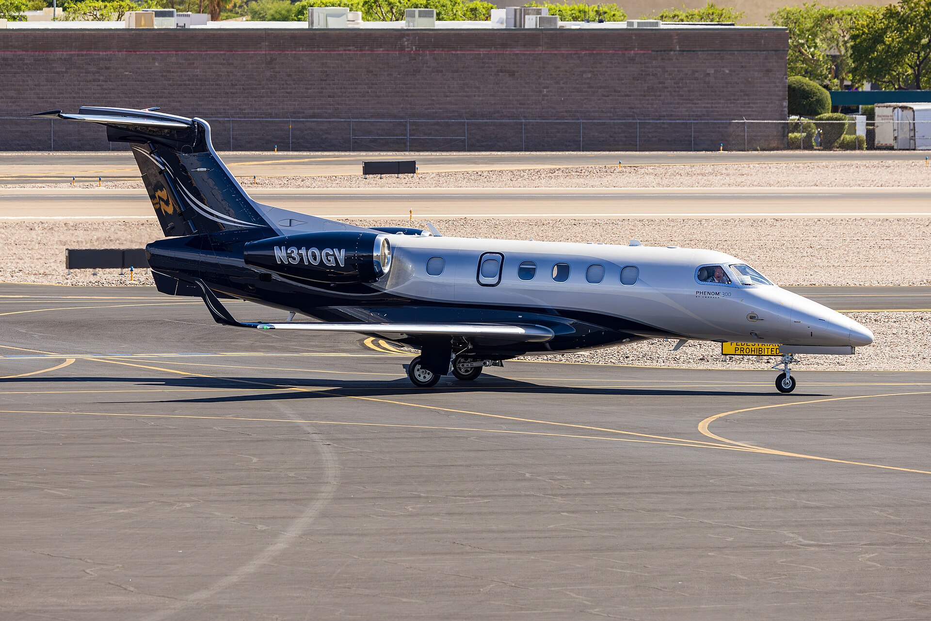 Embraer Phenom 300 4